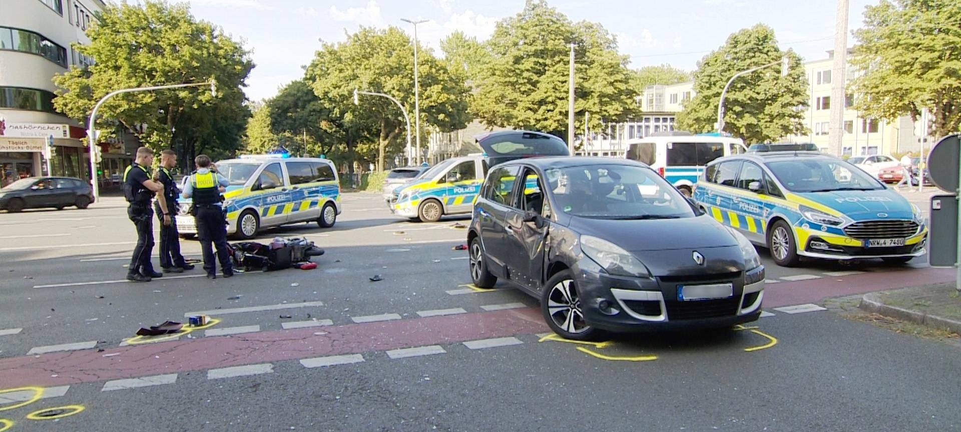 Auf dem Burgwall ist ein Rollerfahrer bei einem Unfall lebensgefährlich verletzt worden.
